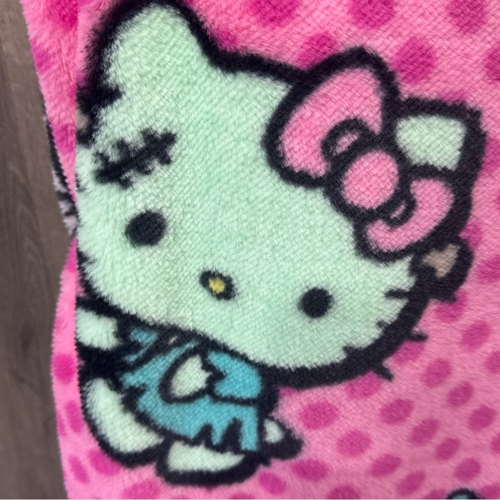 New Hello Kitty Frankie Vampire Mummy Pink Halloween Faux Fur 50"x70" Blanket - Picture 5 of 9